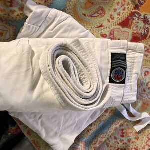 Kids gi karate tae kwon do dobok size #0 kids gently used. No smells.